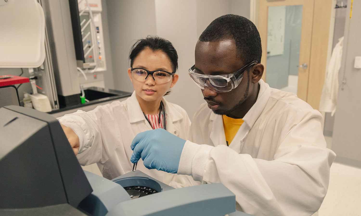 Mingyao Mou and Samuel Adu-Gyamfi working in a lab