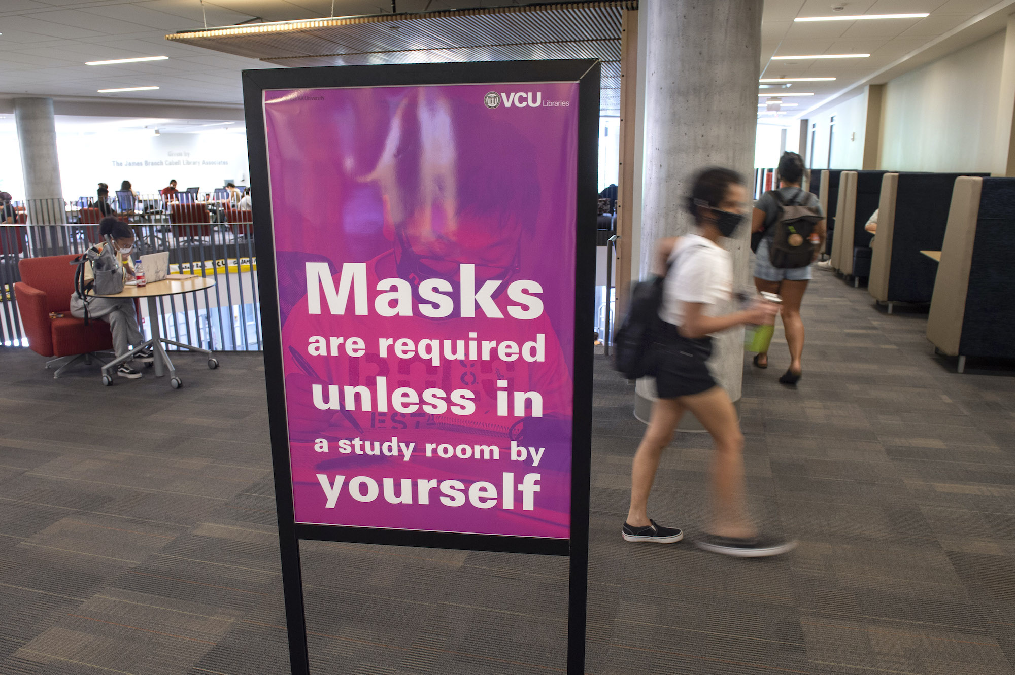 Sign reminding people to wear masks